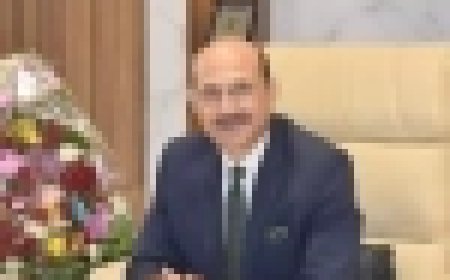 محافظ أسوان يؤدى صلاة الجمعة بمسجد كيما الكبير