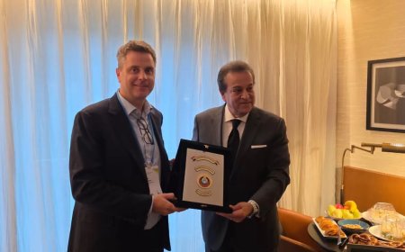 مدير عام الاتحاد الدولي للمصنعين والجمعيات الصيدلانية يصف التجربة المصرية في الصحة الوقائية بـ«النموذج المشرق