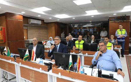محافظ الجيزة يتابع انتظام مواقف السرفيس من داخل مركز “الشبكة الوطنية للطوارئ”