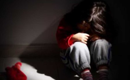 حرمتها من دخول «الحمام».. أُم تتهم مُعلمة بالإساءة لابنتها: «هددتنا بالحرمان من الامتحانات»