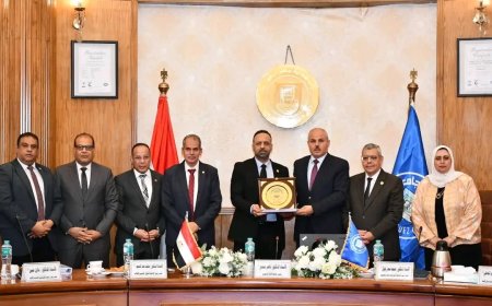 جامعة القناة تكرم د.جمال المصري الفائز بجائزة الدولة