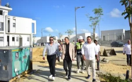 نائب رئيس هيئة المجتمعات العمرانية يتفقد مشروعات مدينة العلمين الجديدة
