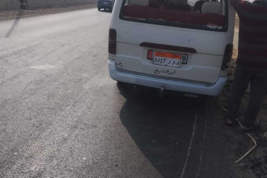 إصابة سائق و9 طلاب بجامعة بني سويف في انقلاب سيارة ميكروباص بطريق الفيوم