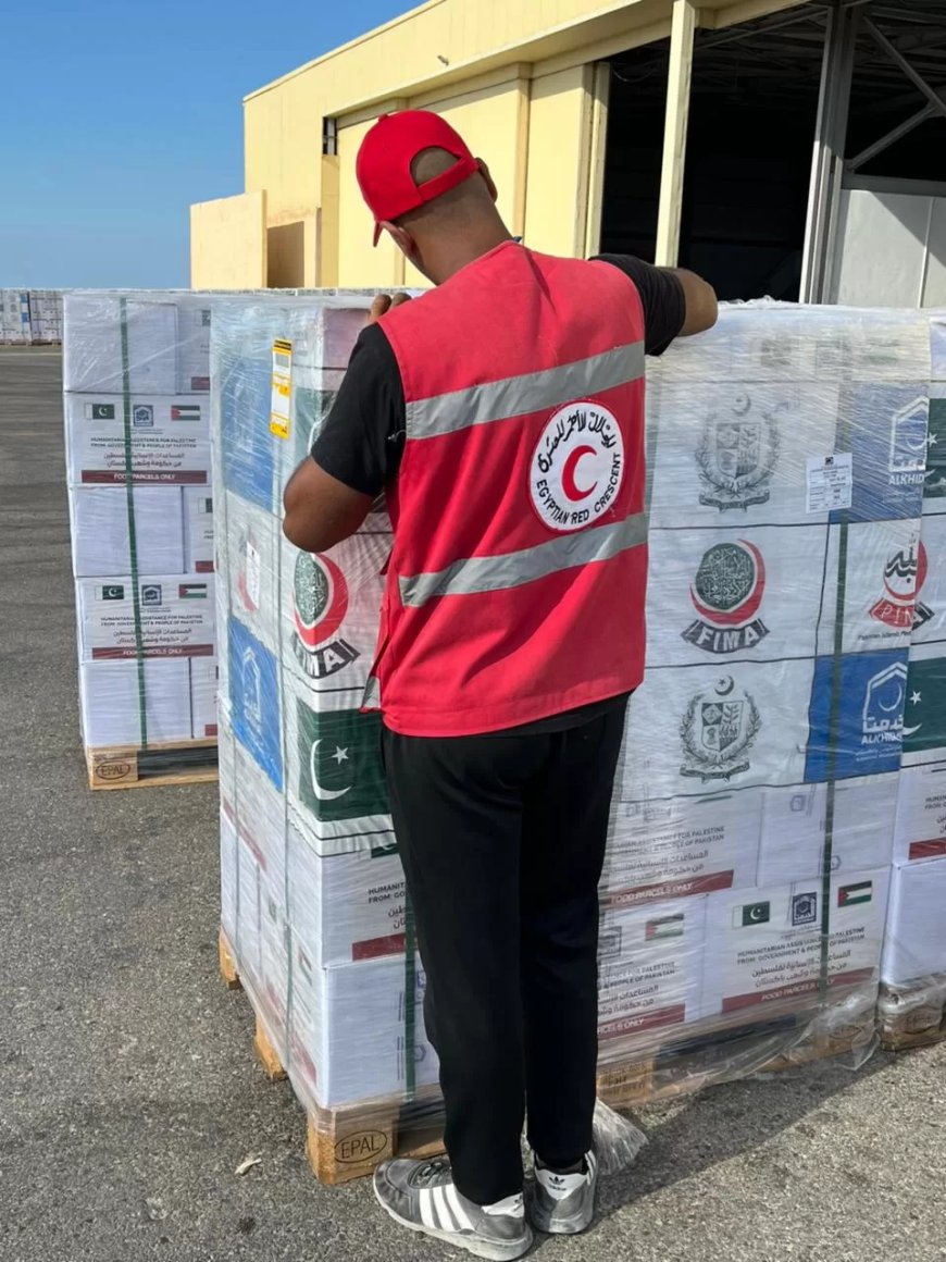 وصول الشحنة الخامسة من المساعدات الإنسانية الباكستانية لغزة  إلى مطار العريش
