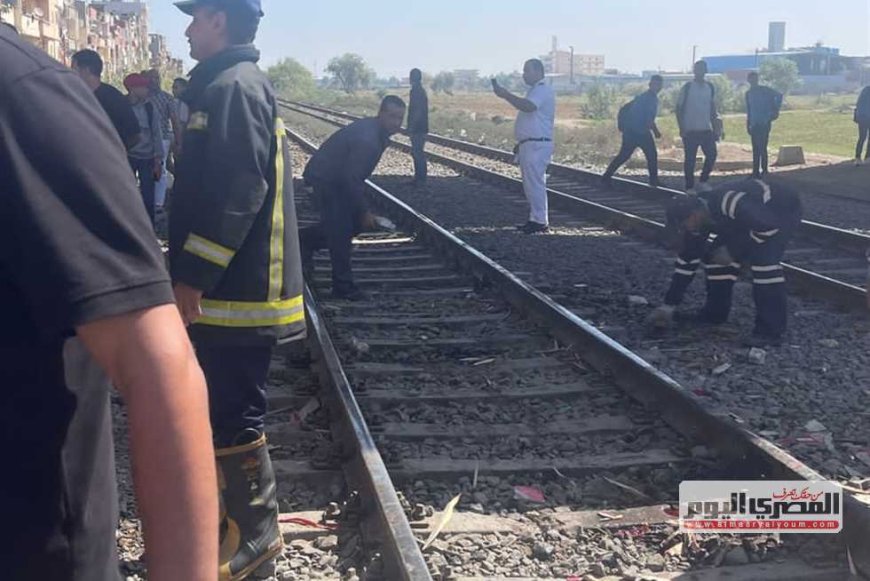 مصرع شاب وإصابة 7 آخرين نتيجة حادث تصادم وسقوط سيارة على السكة الحديد في كفر الدوار