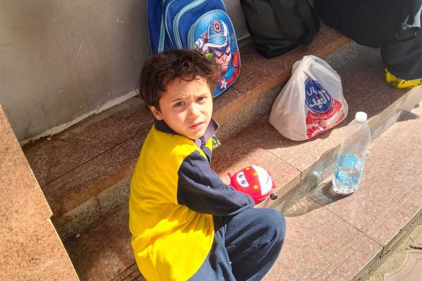 بلعبته وشنطته.. ياسين ينتظر جثمان أمه ليودعها الوداع الأخير