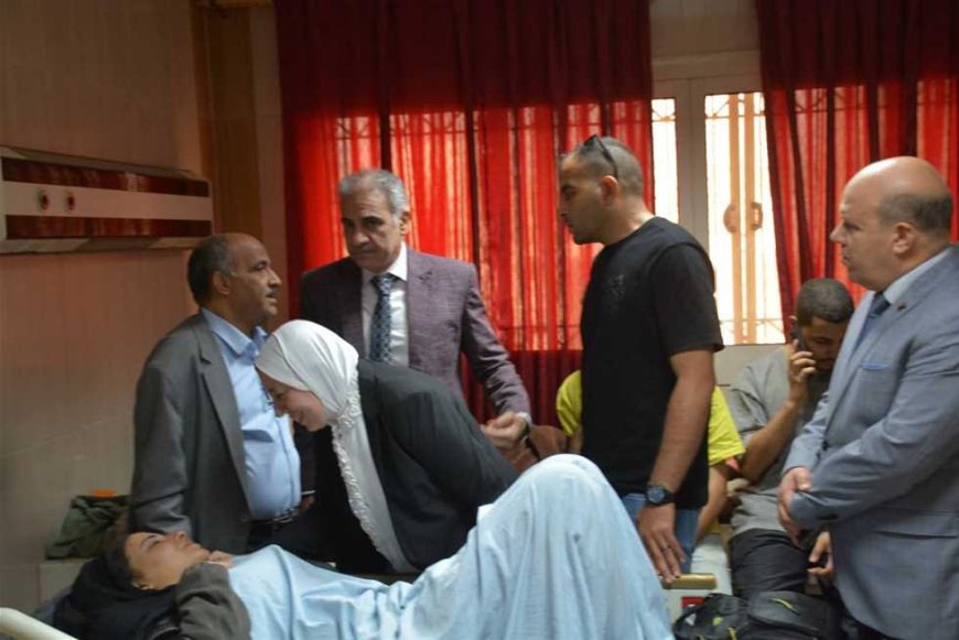 رئيس جامعة بنها ونائبته يزوران الطلاب المصابين بـ حادث طريق أبوسمبل (صور)