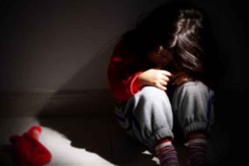 حرمتها من دخول «الحمام».. أُم تتهم مُعلمة بالإساءة لابنتها: «هددتنا بالحرمان من الامتحانات»