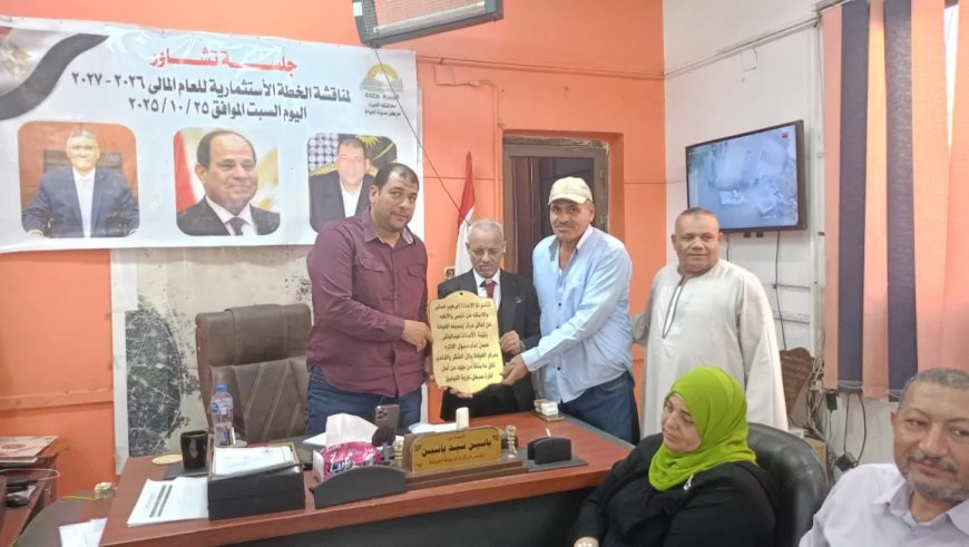 أعاد تأهيل 55 عمود إنارة.. أهالي قري العياط يكرمون رئيس المدينة لجهوده في إعادة الحياة للمركز