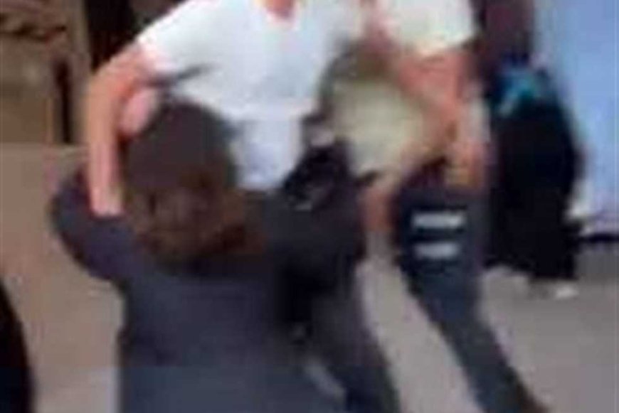 بعد تداول الفيديو.. القبض على شخص بتهمة ضرب شقيقته في الجيزة