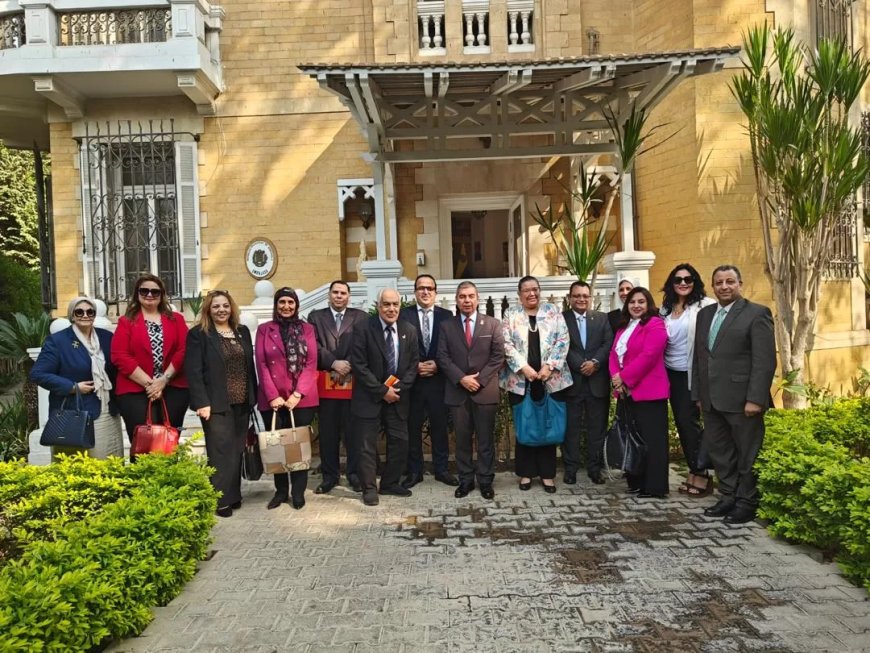 السفير الفنزويلي يبحث تعزيز التعاون السياحي مع كبار الخبراء فى قطاع السياحة