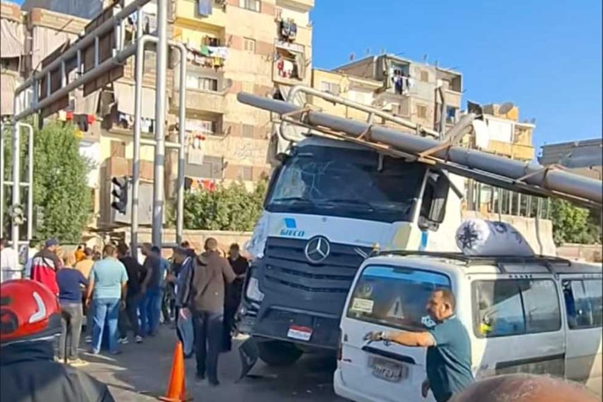 اصطدمت بهما «تريلا».. سقوط إشارة مرور وحاجز معدني بطريق المطار بالإسكندرية (صور)