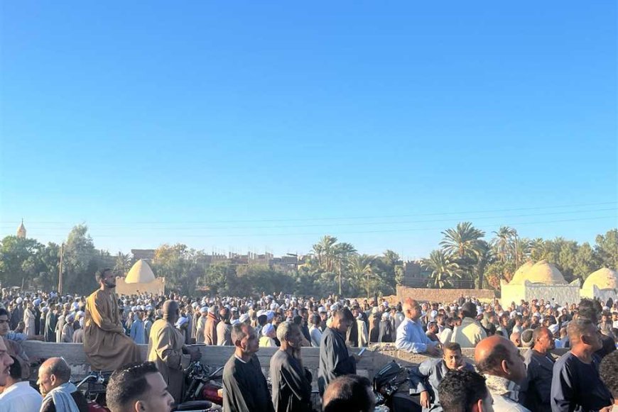 تشييع جثماني شقيقين توفيا في حادث تصادم سيارتين بطريق خط 12 بالقناطر الخيرية