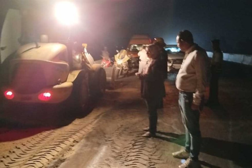 رفع حطام سيارة نقل انقلبت على طريق كوبرى كفر شكر ببنها