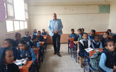جولة مفاجئة لوكيل تعليم قنا لمتابعة انتظام الدراسة بمدارس قوص