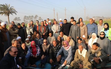 كدواني يجلس على الأرض وسط الفلاحين: التواصل الإنساني أساس التنمية الزراعية