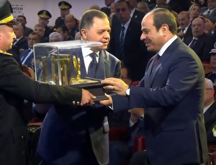 الرئيس السيسي يشاهد عرضا فنيا بعنوان " قصة وطن" خلال حفل عيد الشرطة ال74