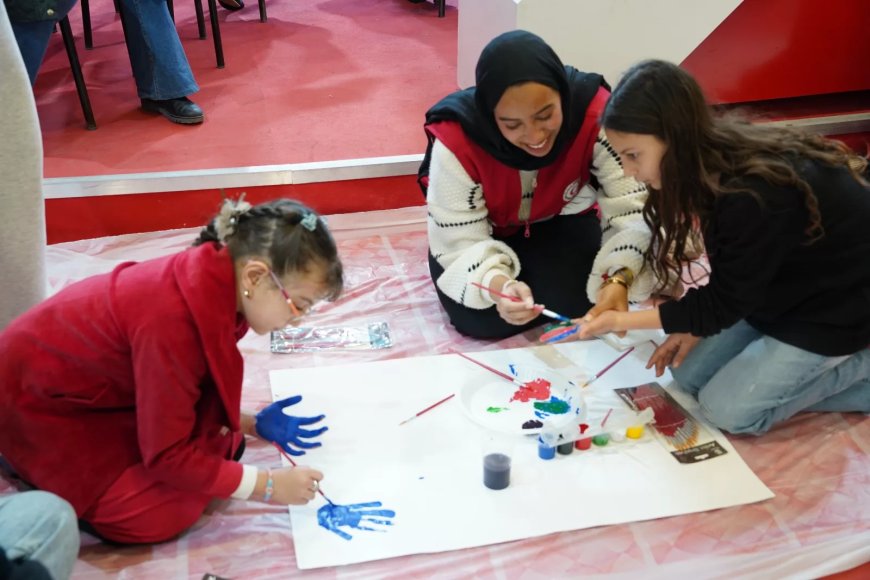 أنشطة إسعافية ونفسية وحرف يدوية للهلال الأحمر بمعرض الكتاب