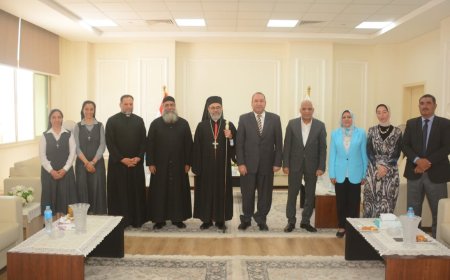 مشهد وطنى مميز بجامعة اسيوط الأهلية .. الطلاب يستقبلون الانبا دانيال بالورود  ويلتقطون الصور التذكارية فى أجواء من المحبة